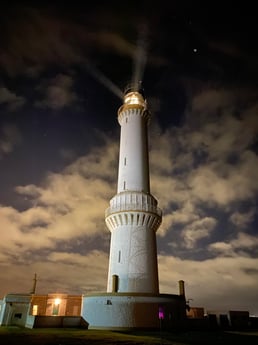 Der Leuchtturm bei Nacht.