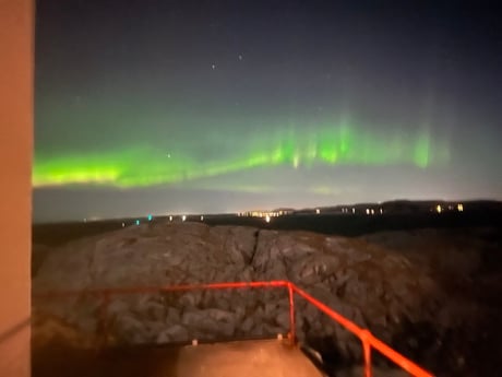 ¡La aurora boreal es una experiencia de otro mundo desde lo alto del faro!