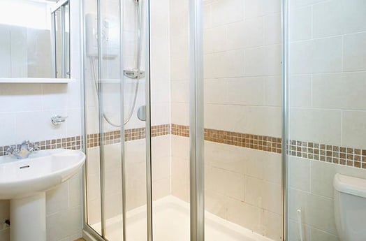 Frisches und sauberes Badezimmer