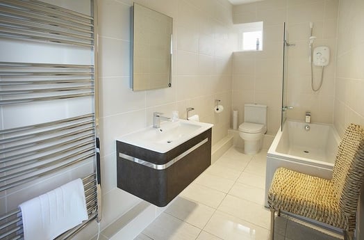 Baño fresco y limpio