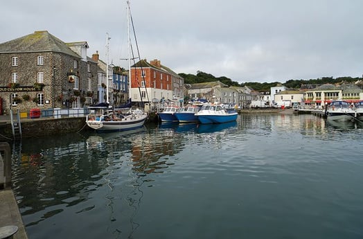 Pretty fishing villages nearby